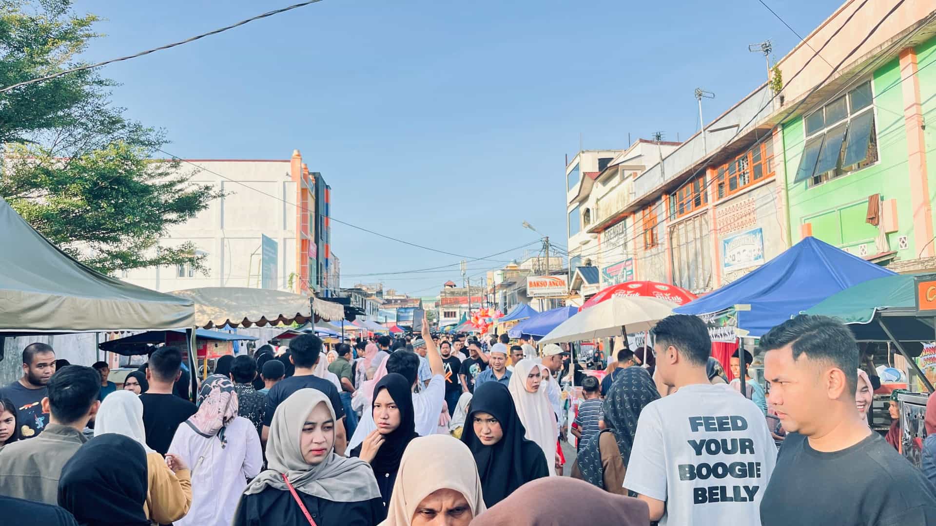 Lautan Takjil di Jalan Garuda! Ngabuburit Banda Aceh Diserbu Warga, Stand Kuliner Disesaki Pembeli
