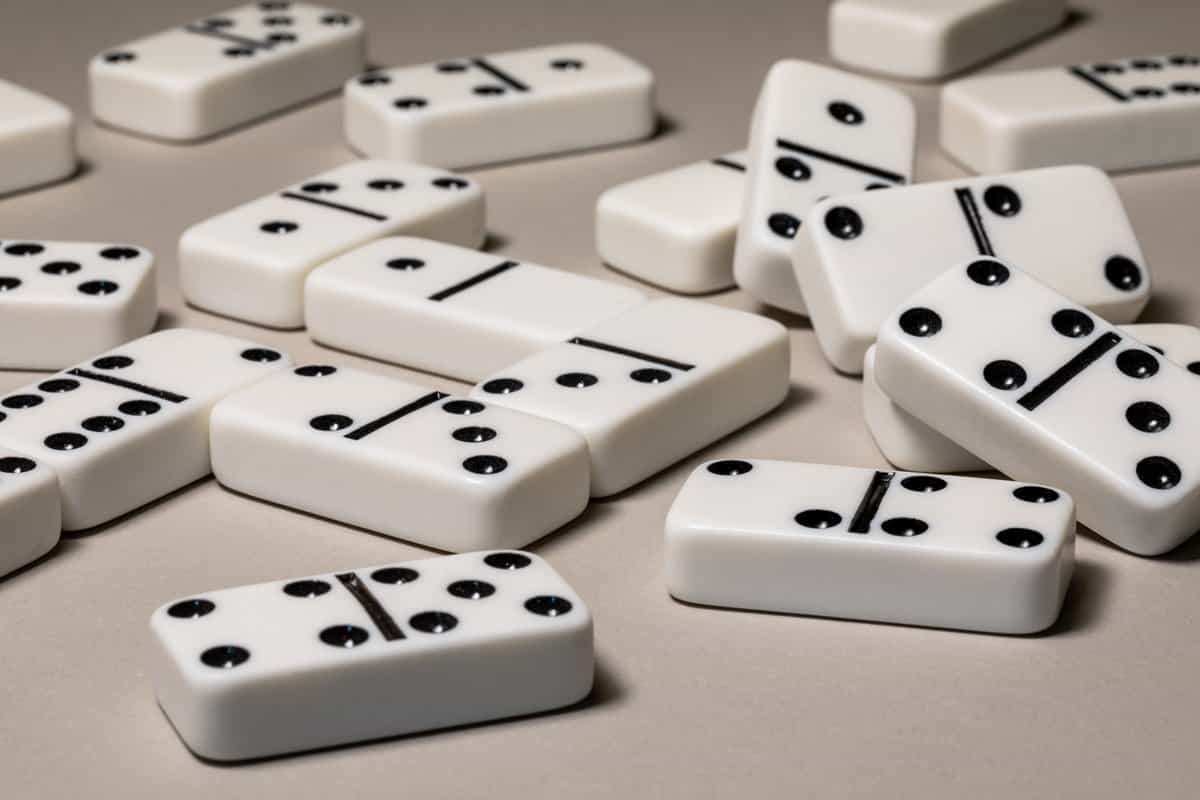 Ilustrasi permainan batu domino.