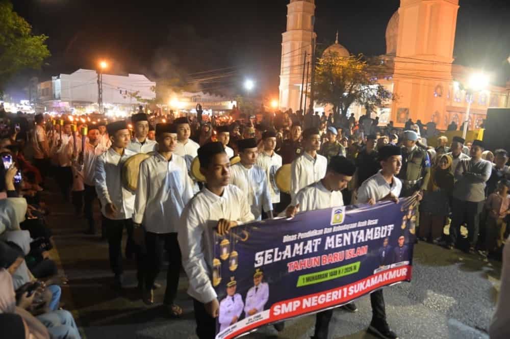 Bupati Aceh Besar serahkan piala juara Pawai 1 Muharram 1448 H di Lambaro