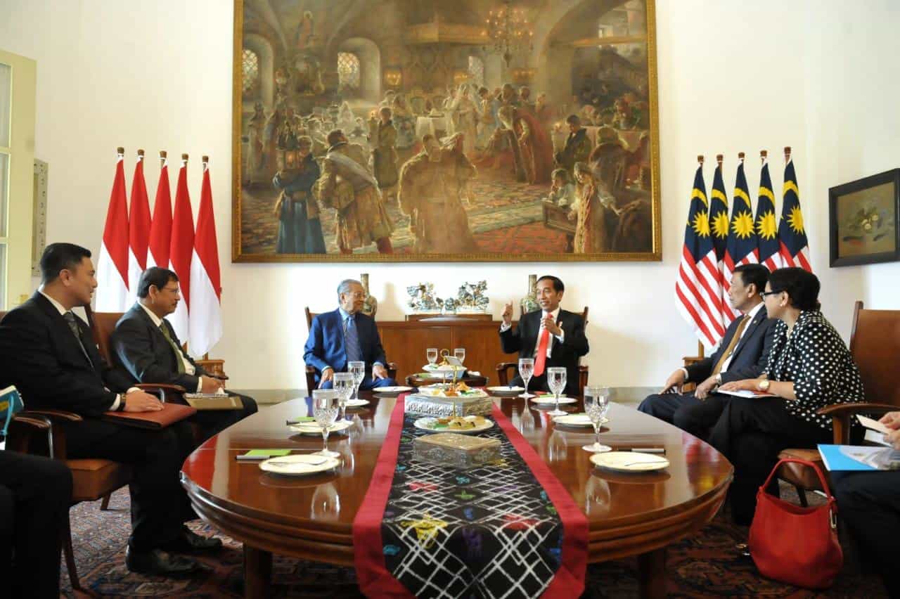 Presiden Joko Widodo bersama Perdana Menteri Malaysia Mahathir Mohamad membahas perlindungan pekerja migran Indonesia di Istana Bogor.