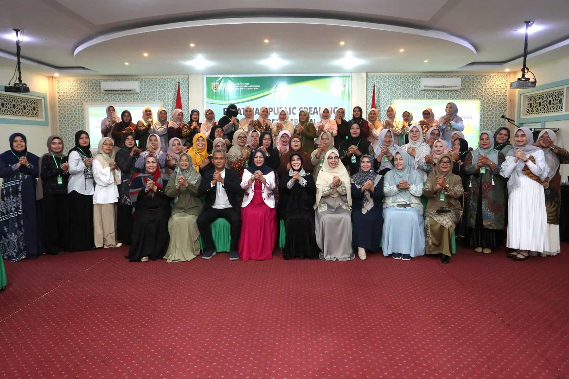 Tingkatkan Kapasitas Istri Keuchik, Wali Kota Illiza Buka Pelatihan Public Speaking bagi Perempuan