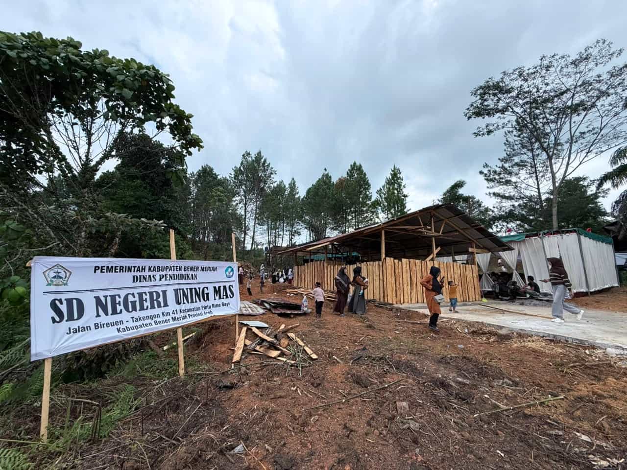 Tinjau Huntara Blang Rakal, Kak Na Bagikan Seragam Sekolah dan Minta Warga Kawal Pembangunan