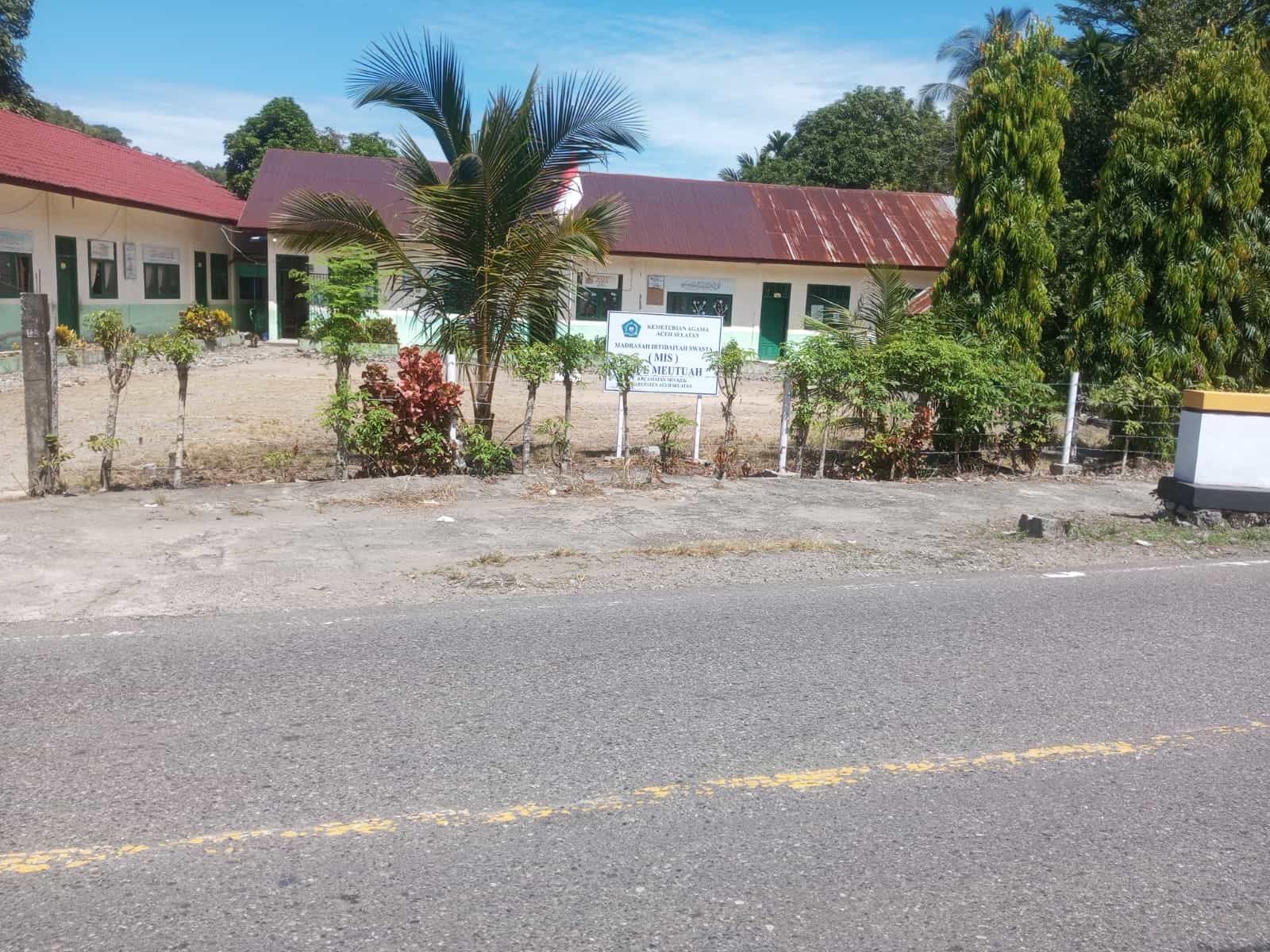 Sekolah di Pinggir Jalan Nasional Tanpa Pagar, MIS Alue Meutuah Butuh Perhatian Pemerintah