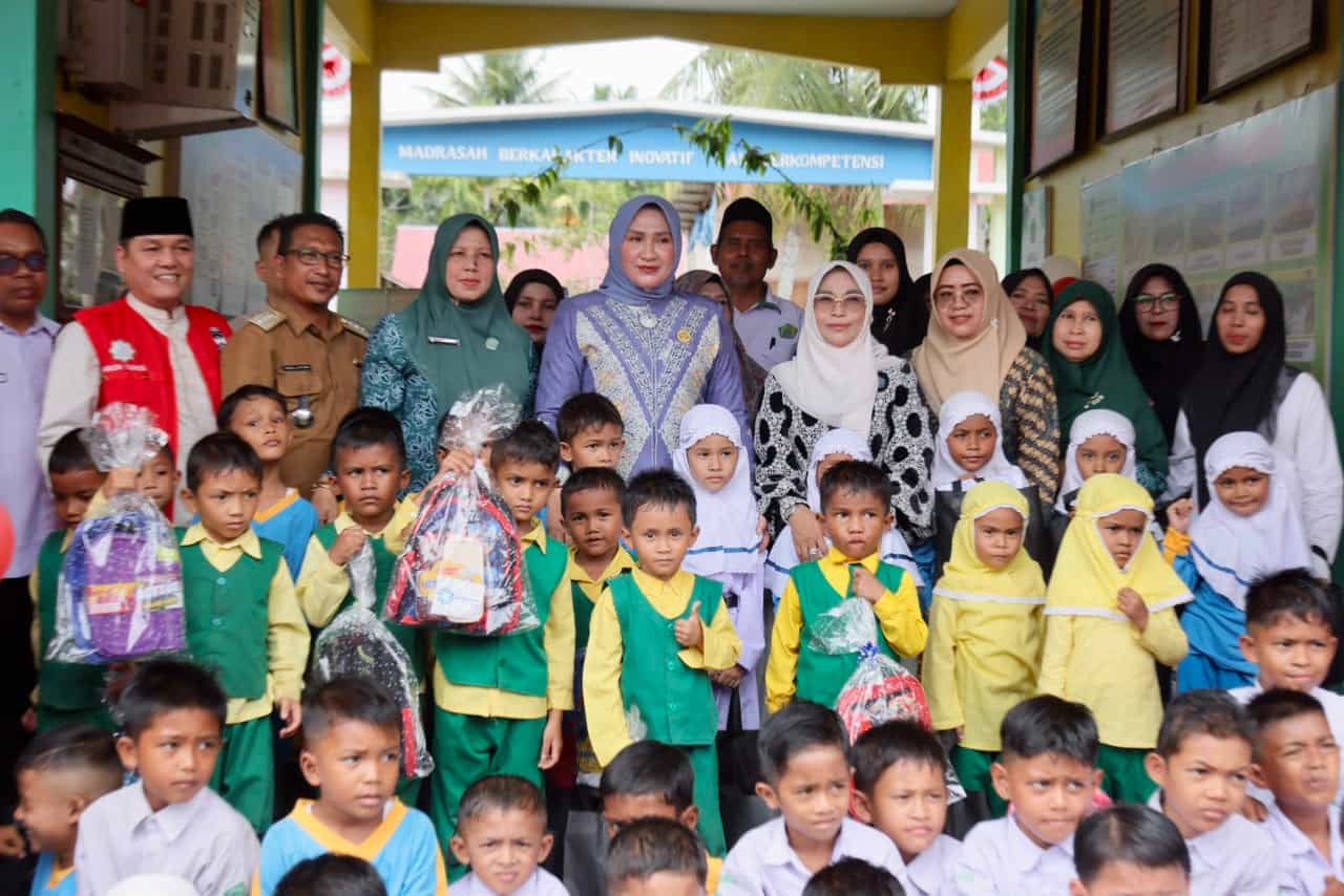 Hadirkan Keceriaan Pascabencana, Kak Na Traktir Es Krim dan Salurkan Bantuan untuk Siswa MIN 9 Bireuen