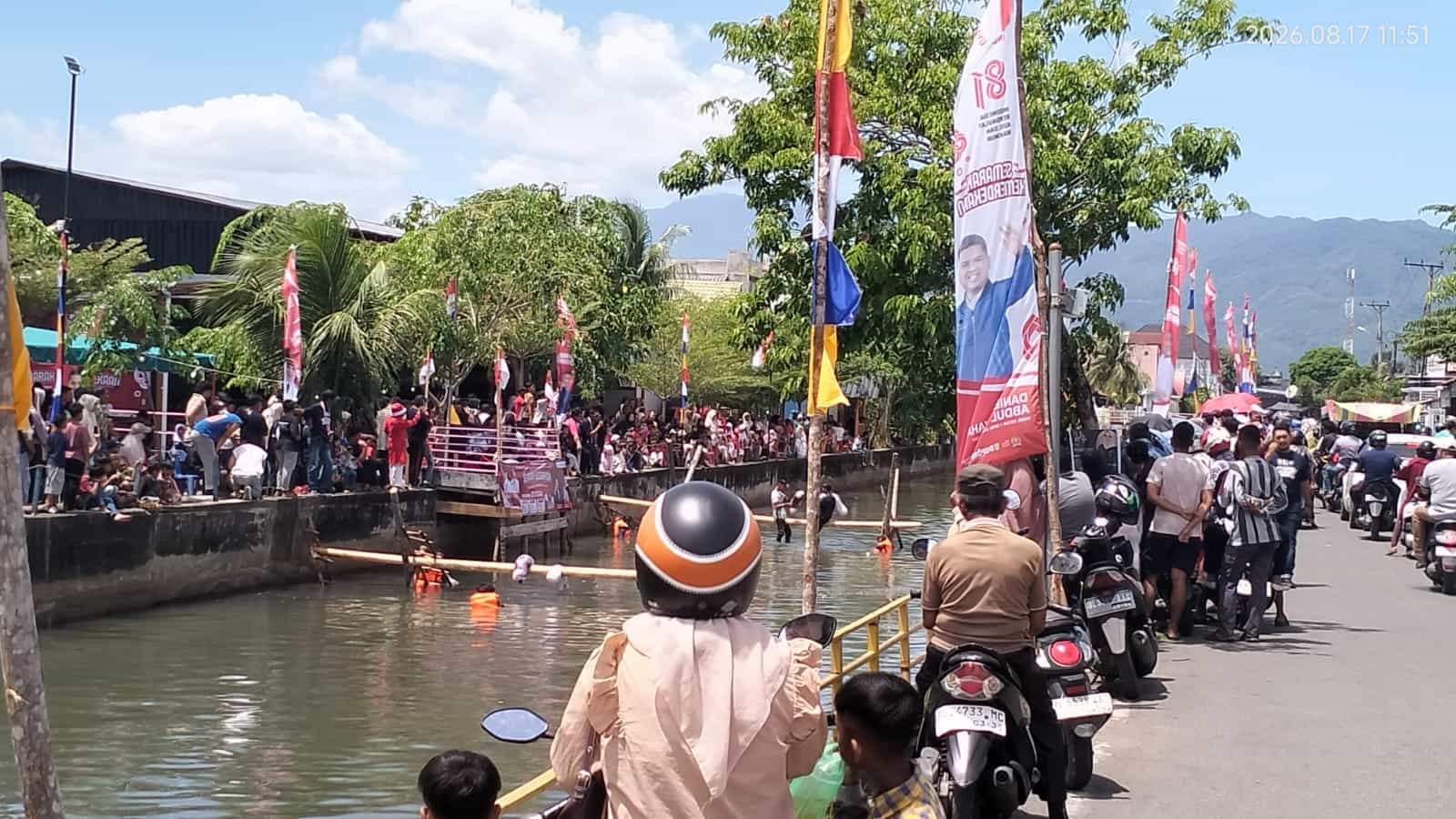 Meriahnya Perlombaan Pukul Bantal dan Tangkap Bebek di Krueng Daroy Gampong Lampaseh Kota dalam rangka HUT RI ke 81