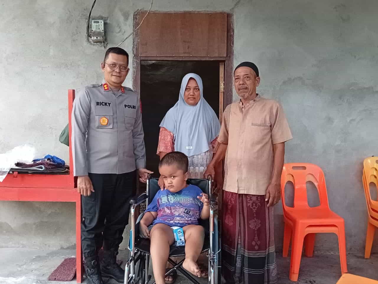 Wujud Nyata Kemerdekaan, Kapolres Aceh Selatan Bantu Kursi Roda untuk Anak Nelayan Disabilitas di Sawang