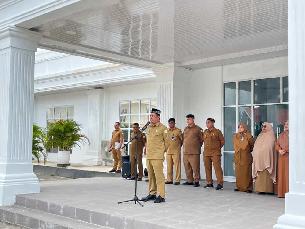 Direktur RSJ Aceh, dr. Hanif, memimpin apel Senin di halaman depan Gedung Rawat Jalan RSJ Aceh.