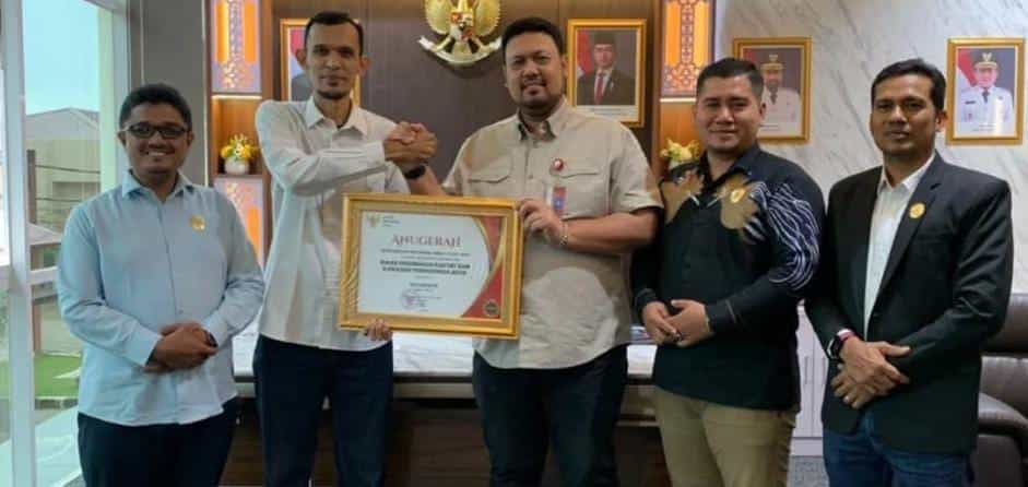 Kepala Dinas Perkim Aceh menerima predikat Informatif pada Anugerah Keterbukaan Informasi Publik 2025 dari Komisi Informasi Aceh.