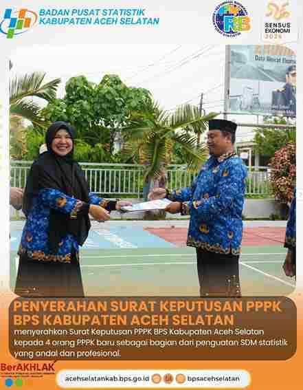 Kepala BPS Aceh Selatan menyerahkan SK PPPK kepada empat pegawai di halaman kantor, Rabu 1 Oktober 2025.