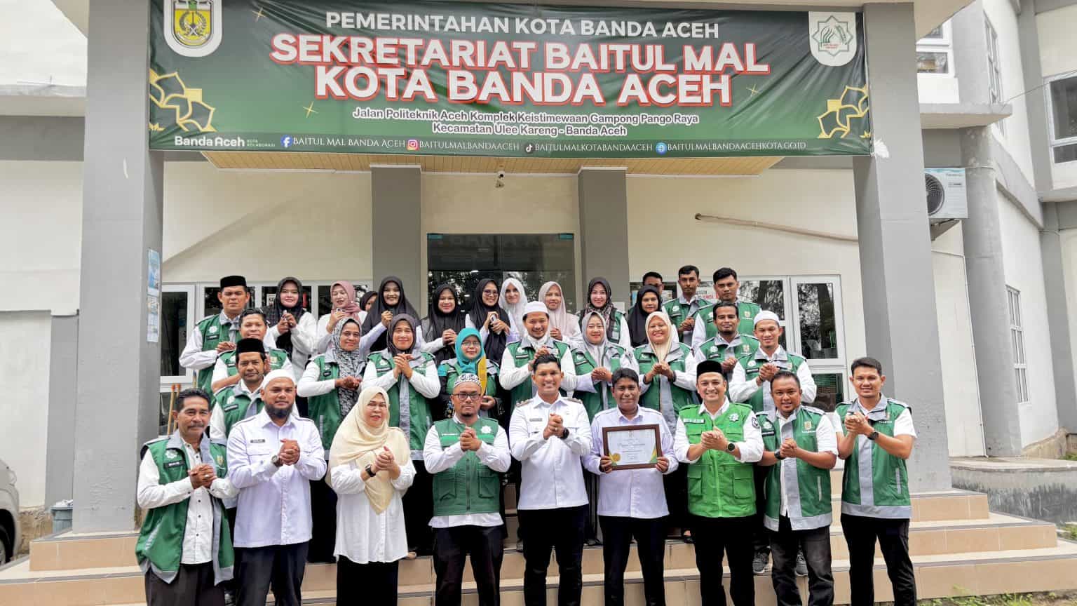 Wakil Wali Kota Banda Aceh menyematkan rompi surveyor bantuan rumah layak huni