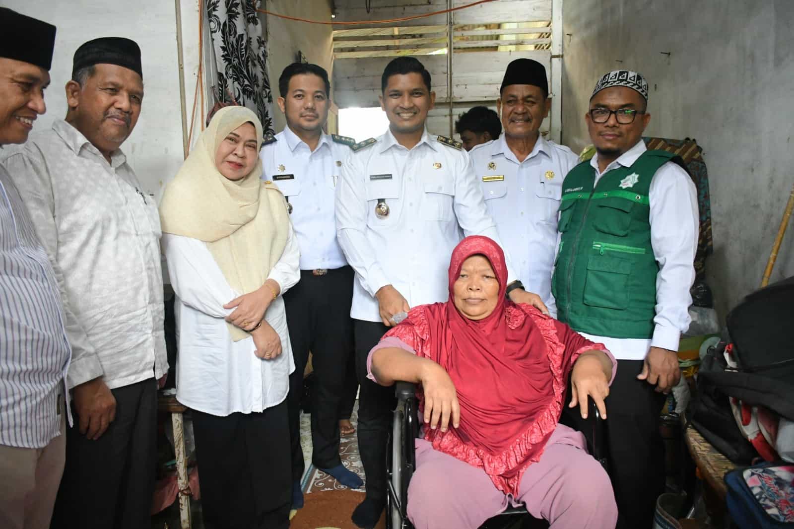 Wakil Wali Kota Banda Aceh menyerahkan bantuan kursi roda kepada warga Lueng Bata