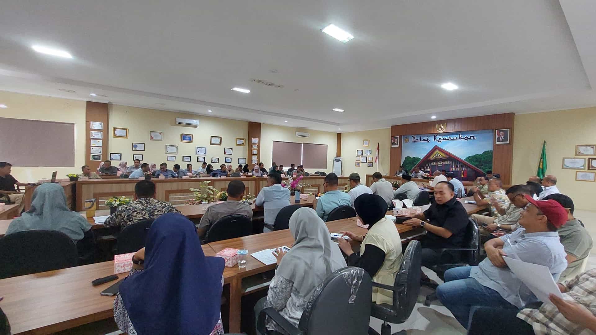 Rapat koordinasi persiapan penilaian Adipura 2026 di Balai Keurukon Banda Aceh