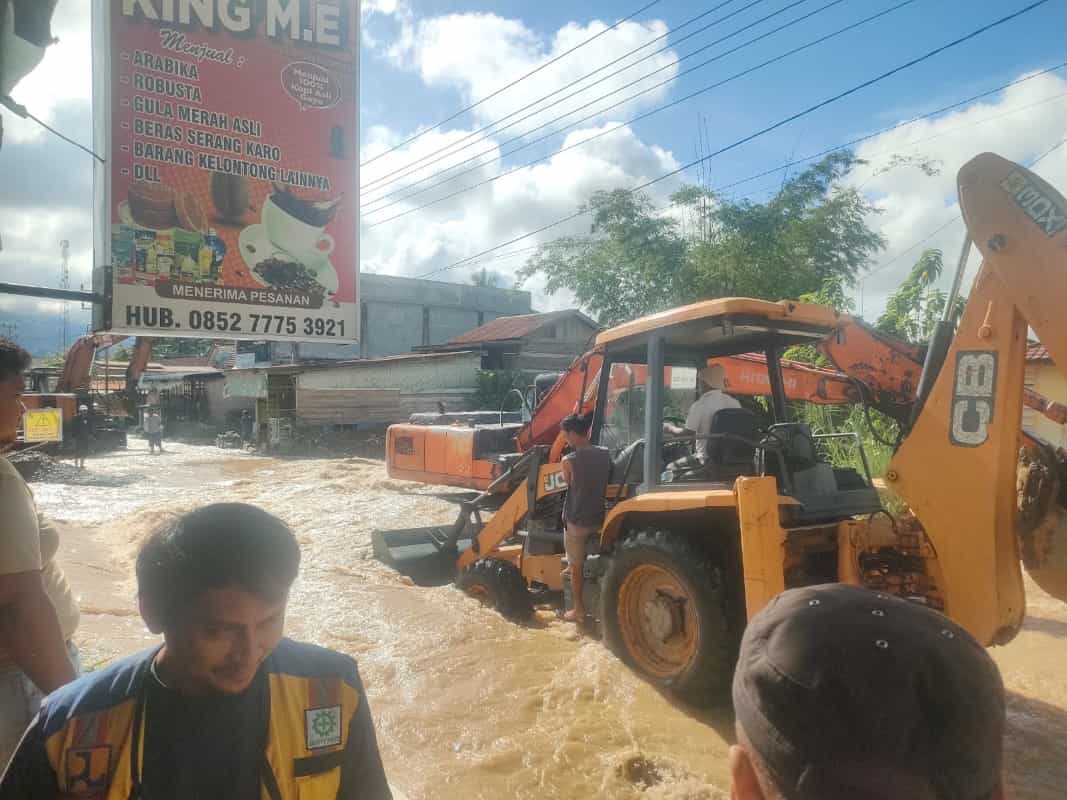 Kondisi banjir dan kerusakan tanggul sungai yang merendam permukiman warga di Kabupaten Aceh Tenggara