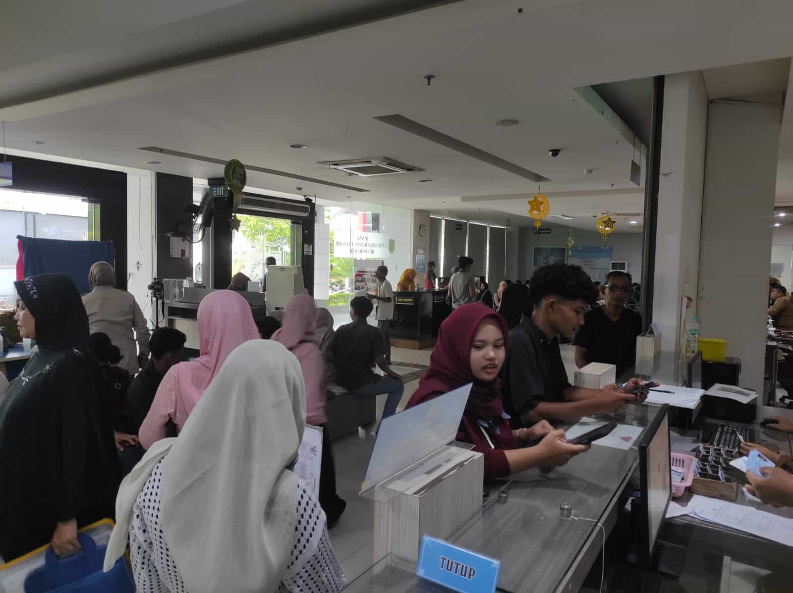 Warga mengantre mengurus dokumen administrasi kependudukan di loket Kantor Disdukcapil Kota Banda Aceh