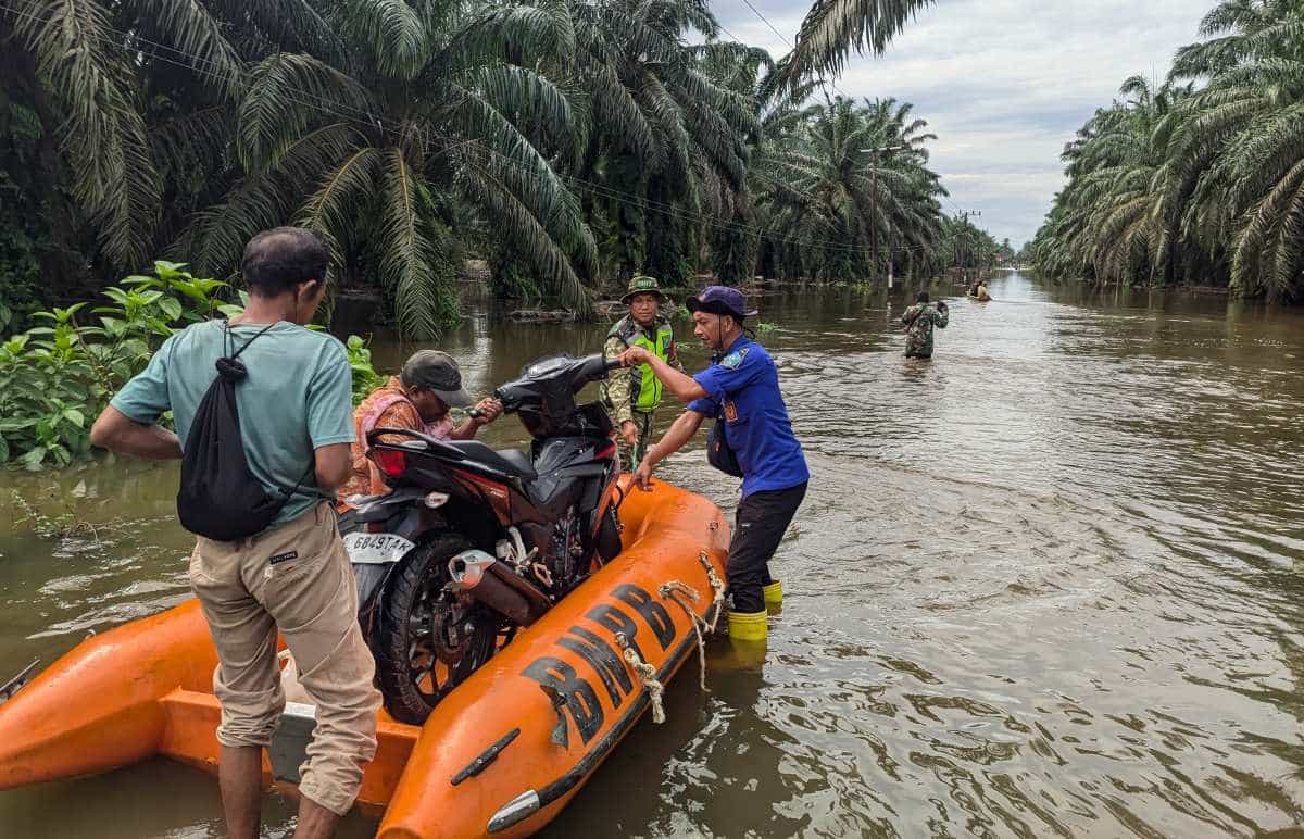 Petugas evakuasi warga terdampak banjir di Trumon Tengah Aceh Selatan