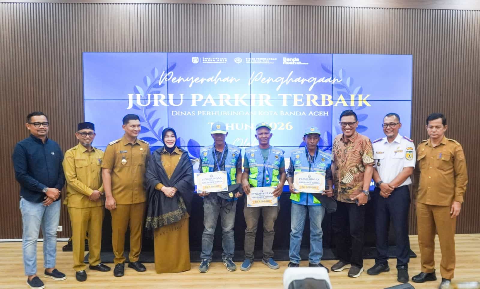 Wali Kota Banda Aceh menyerahkan penghargaan dan atribut juru parkir resmi Dishub