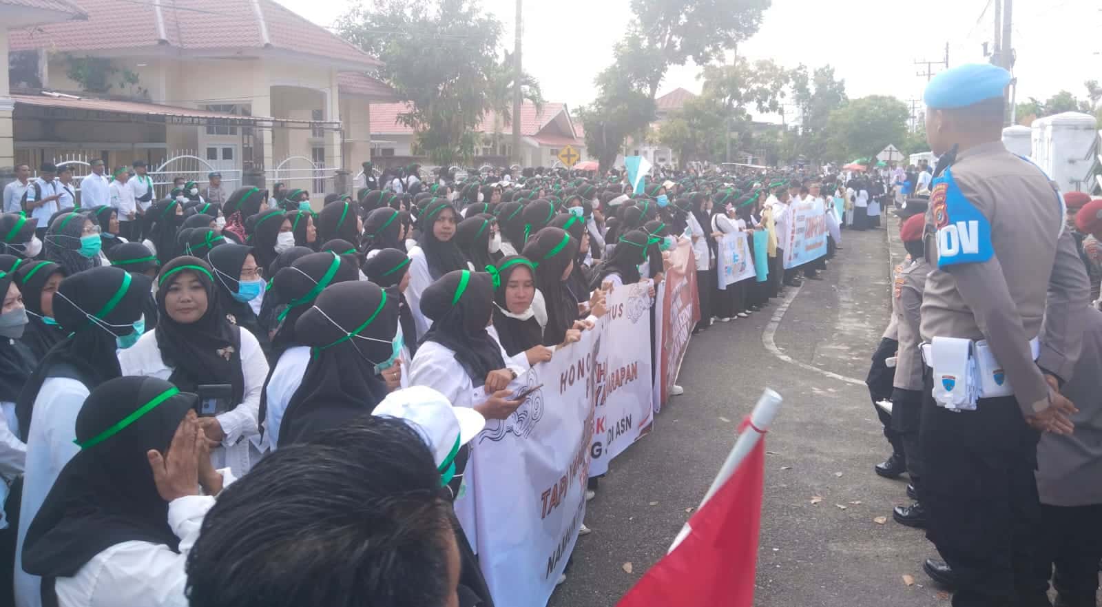 Seribuan Guru Honorer Demo DPRK Aceh Selatan