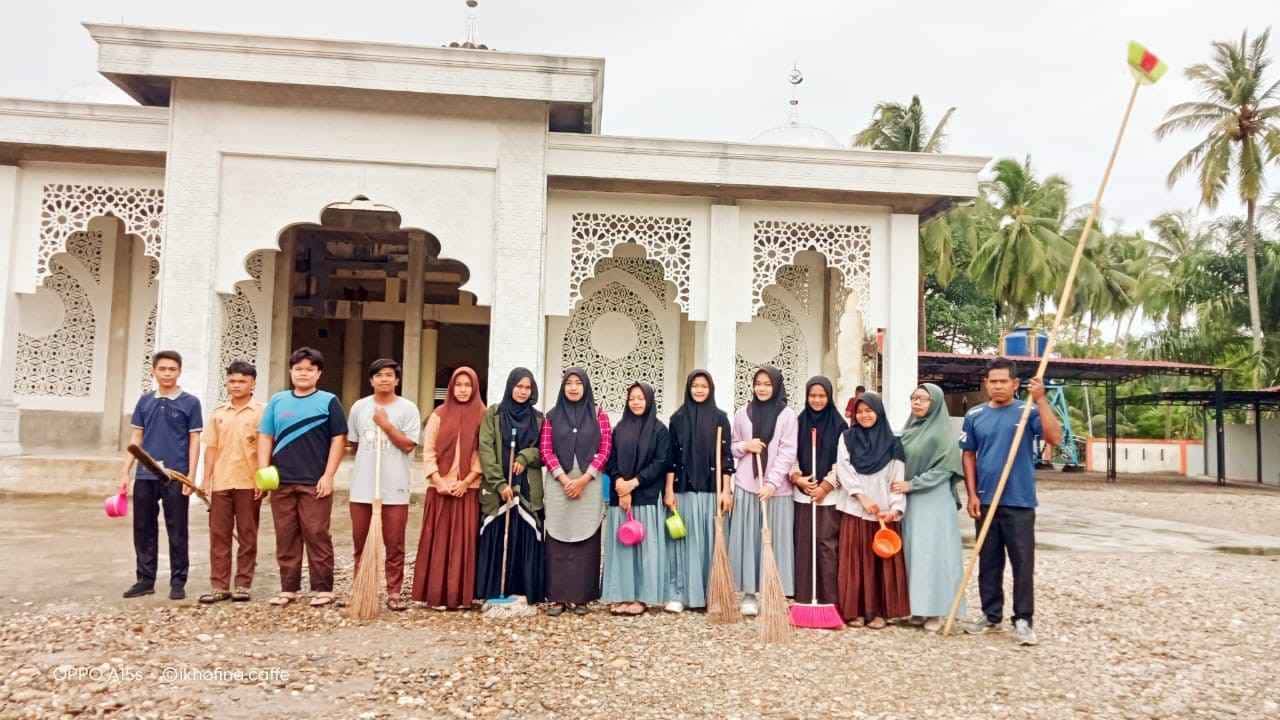 Siswa dan Guru SMKN 1 Kluet Timur Gotong Royong Bersihkan Masjid 