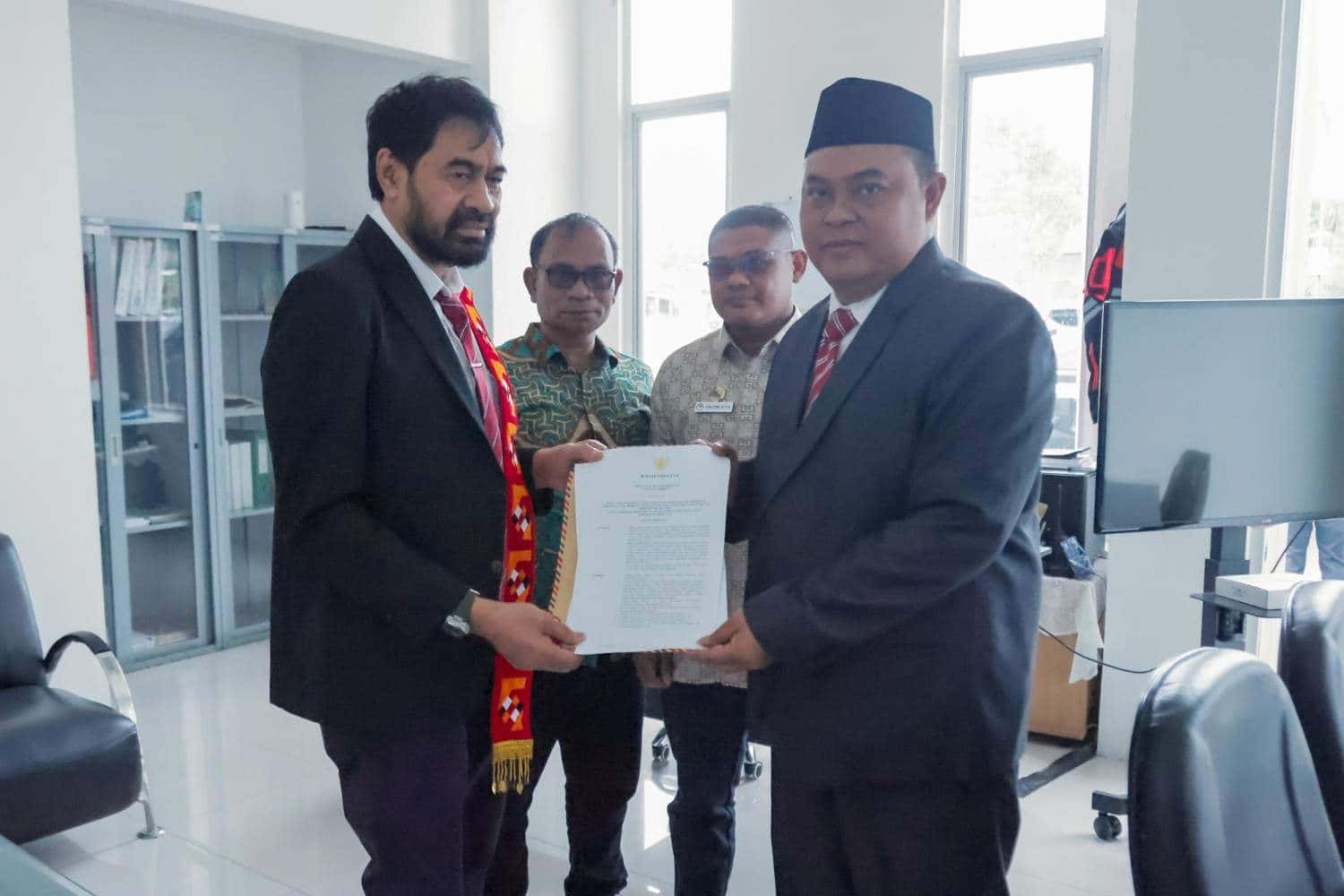 Mantan Pj Bupati Simeulue Serahkan SK Lahan Mantan GAM, Tapol/Napol dan Korban Konflik kepada Mualem