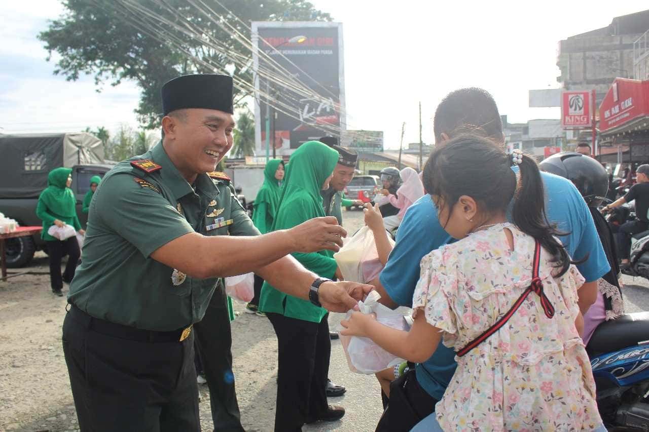 Dandim Abdya Bagikan Ratusan Takjil kepada Warga