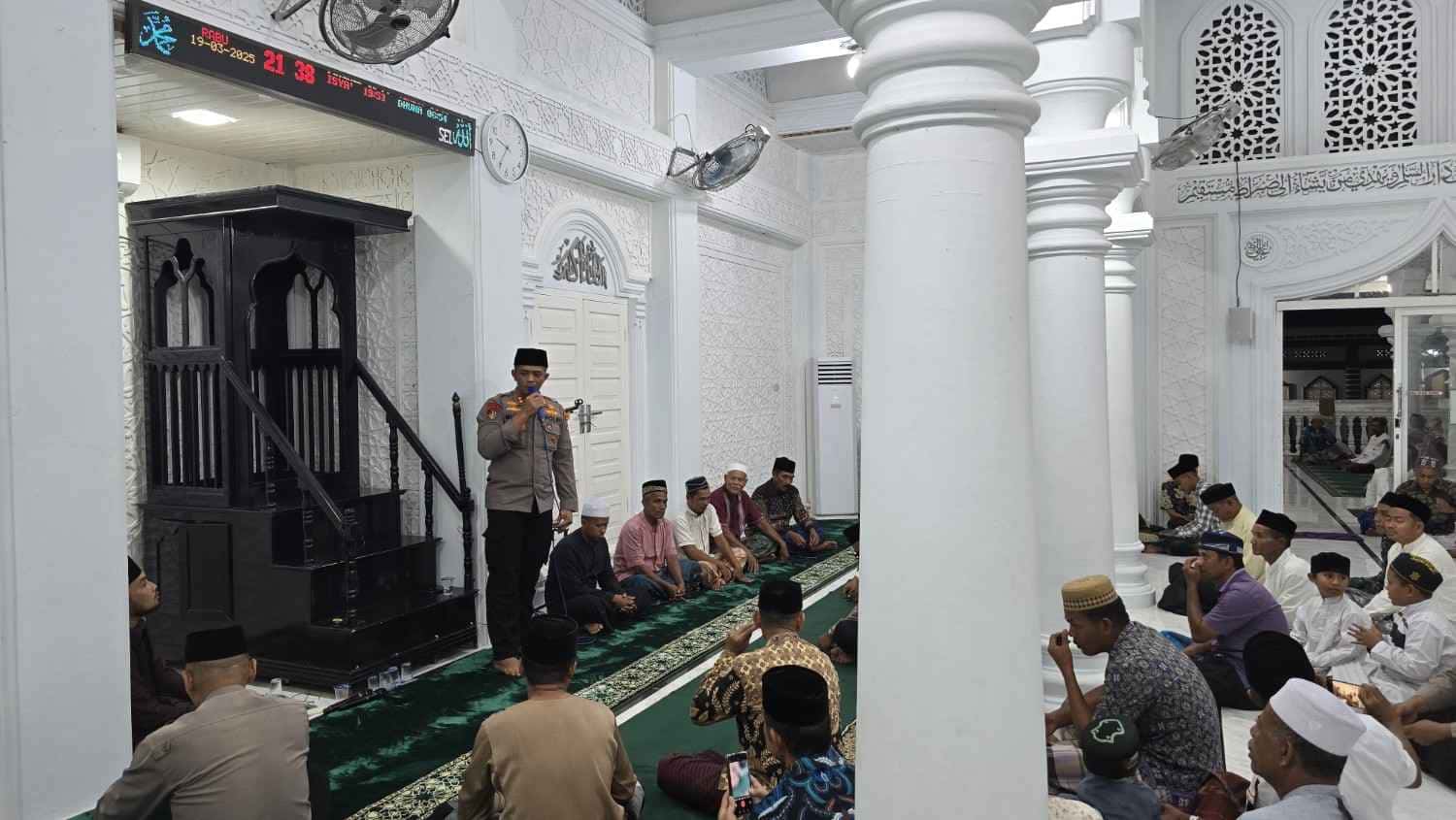 Safari Ramadhan, Kapolres Aceh Selatan Laksanakan Shalat Tarawih Berjamaah dan Sampaikan Pesan Kamtibmas di Meukek