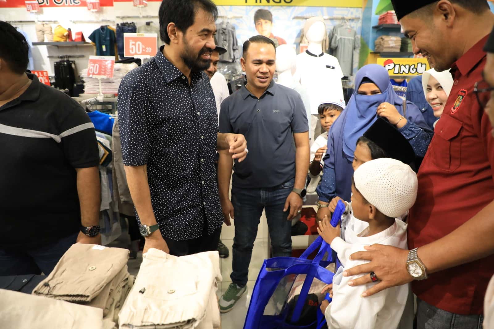 Mualem Bawa 120 Anak Yatim Ke Suzuya Mall Lhokseumawe Beli Baju Lebaran 