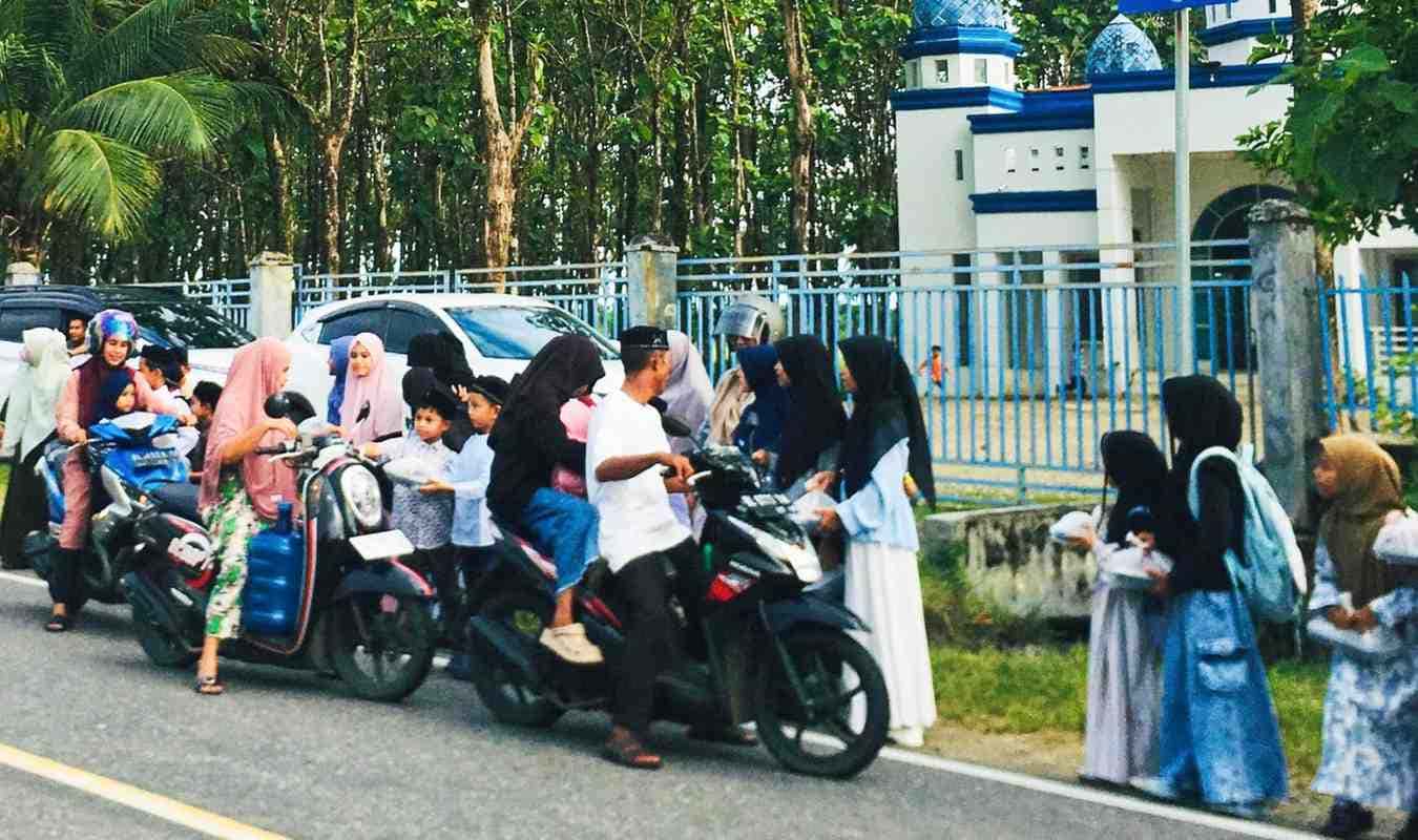 Murid SDIT Rabbani Qur’an School Berbagi Ratusan Takjil untuk Warga