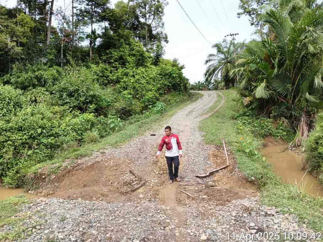 Jalan Lintas Gampong Alue Empeuk Rusak Parah, Keuchik Surati PUPR Aceh Barat