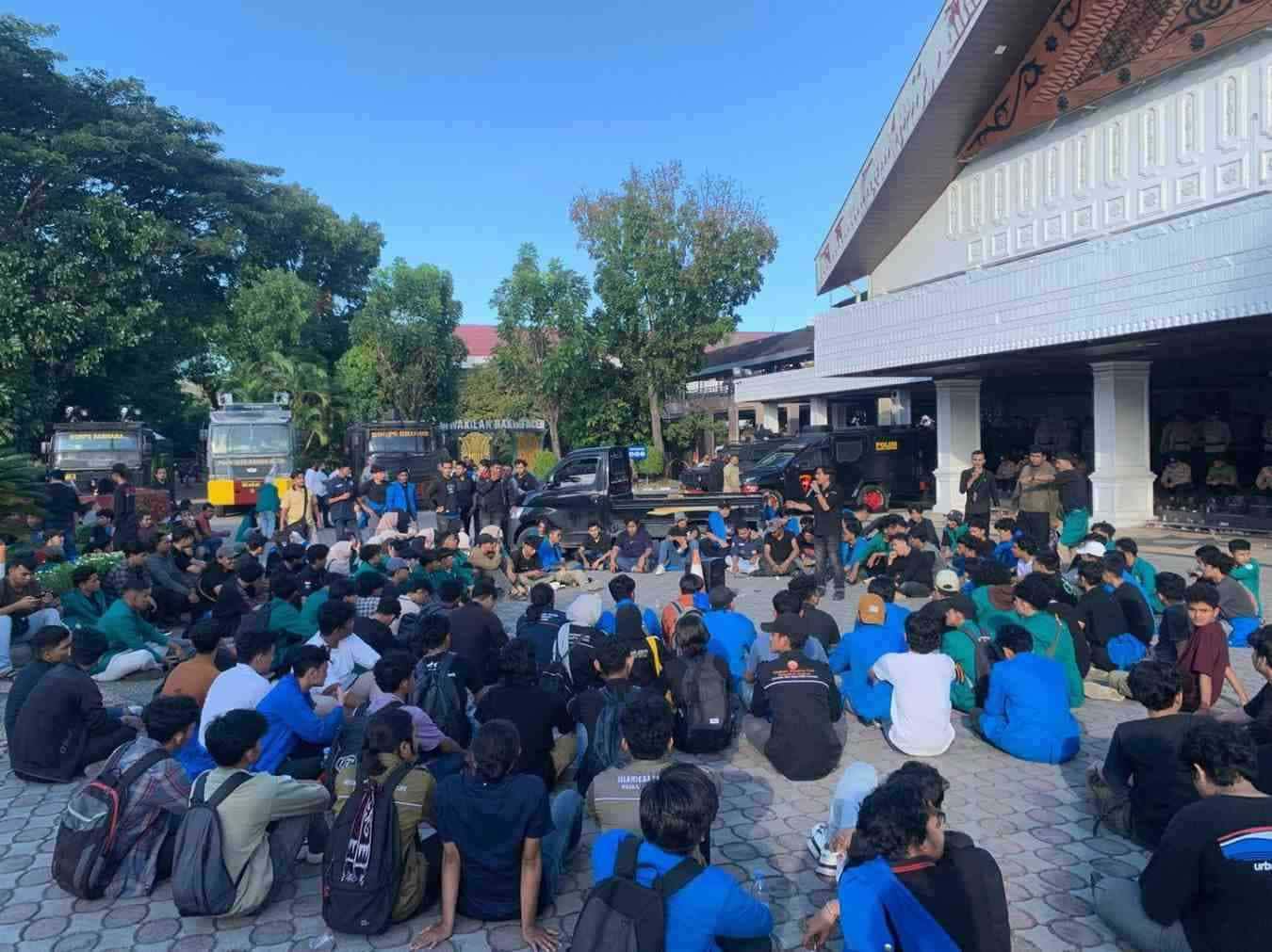 Gelar Aksi, Massa Minta DPRA Kawal RUU TNI, RUU Polri sam RUU KUHP