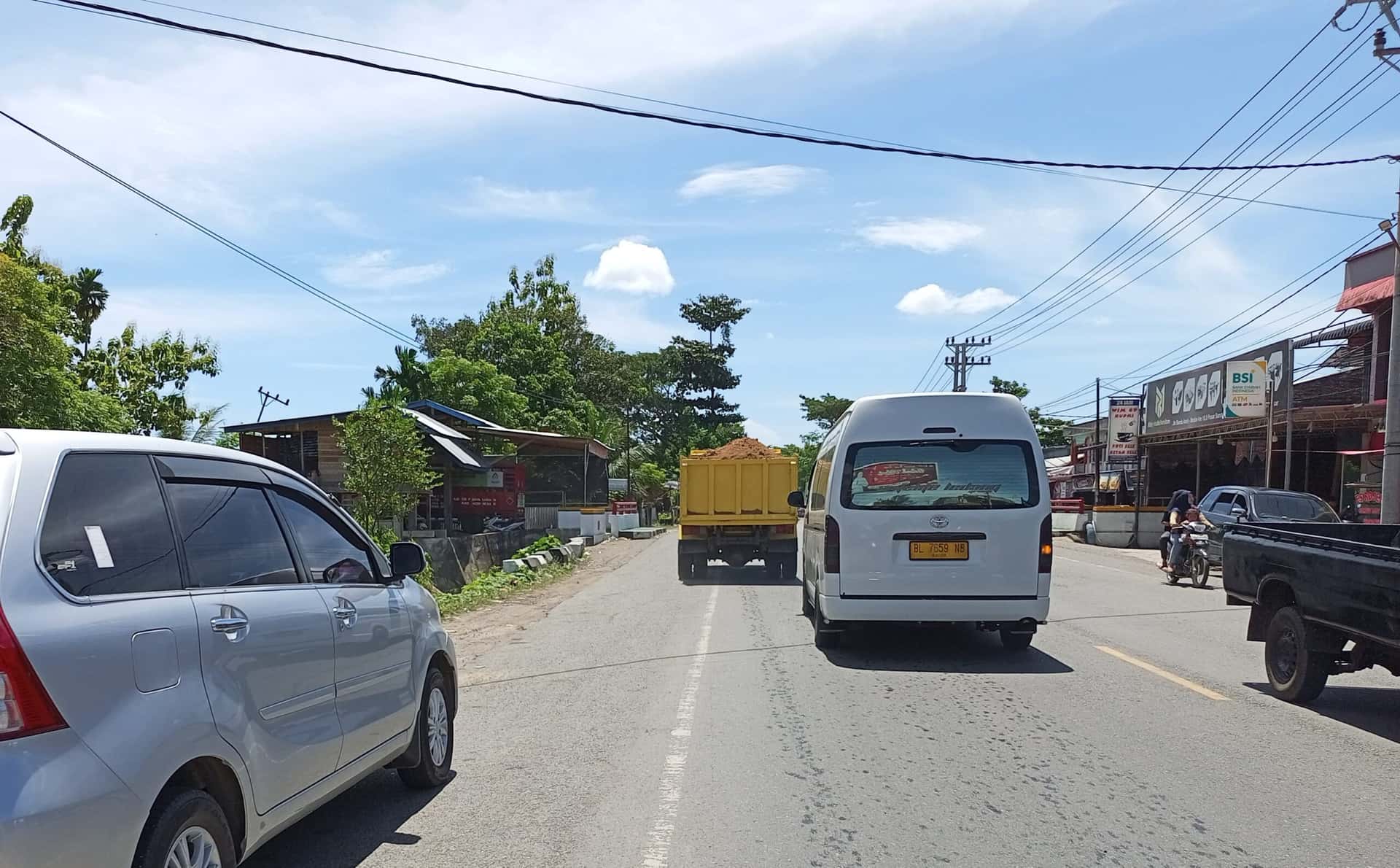 Abai Tutup Terpal, Truk Galian C di Samahani Tebar Debu dan Ancaman