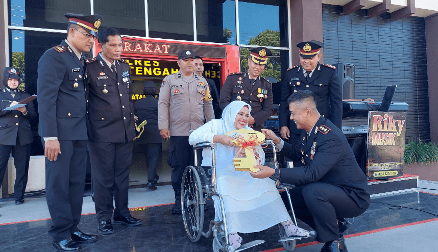 Kapolres Aceh Tengah Serahkan Rumah untuk Ibu Disabilitas di Hari Bhayangkara