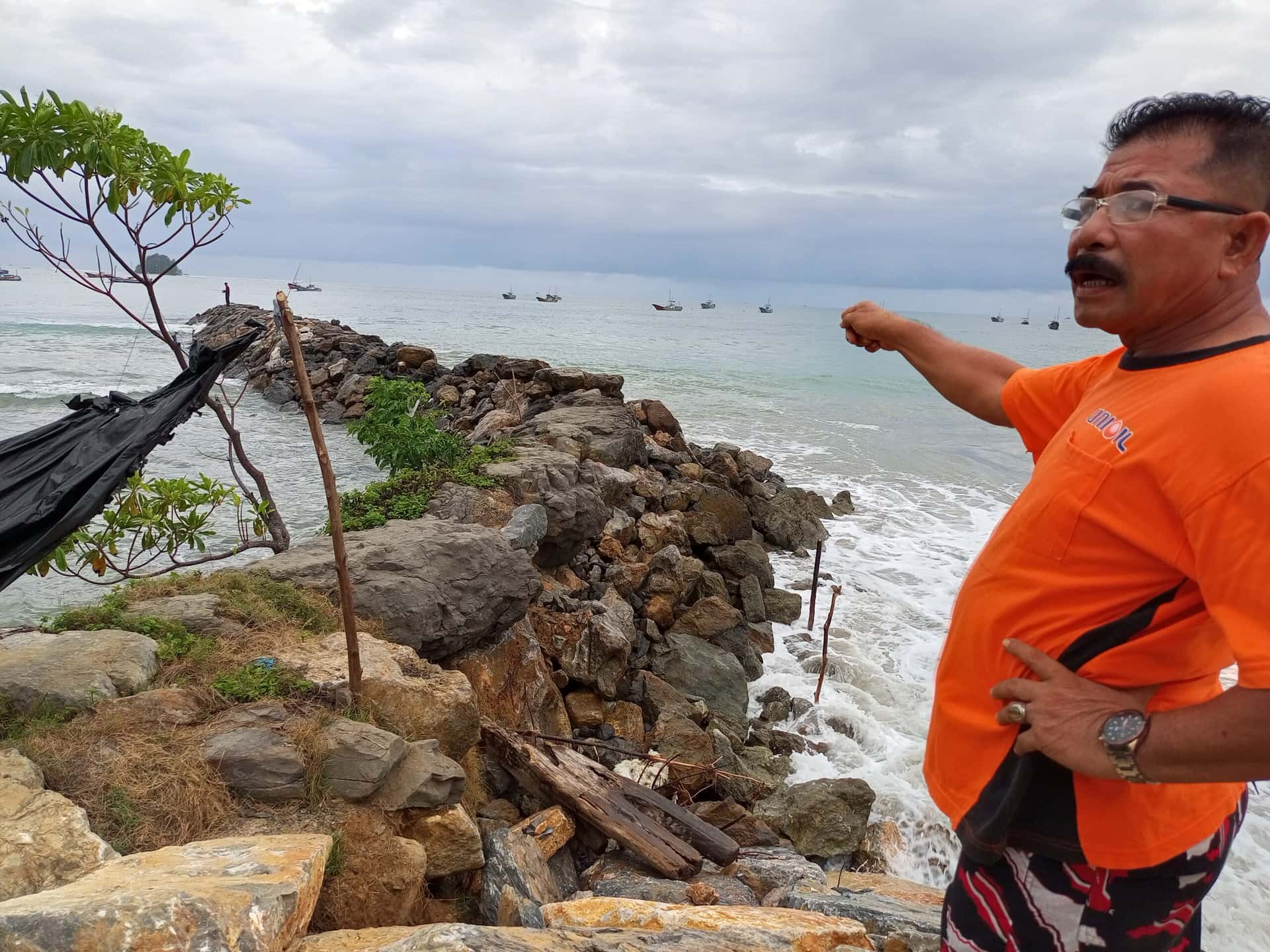 Warga Palak Kerambil Minta Tanggul Laut Dibongkar, Diduga Jadi Penyebab Abrasi