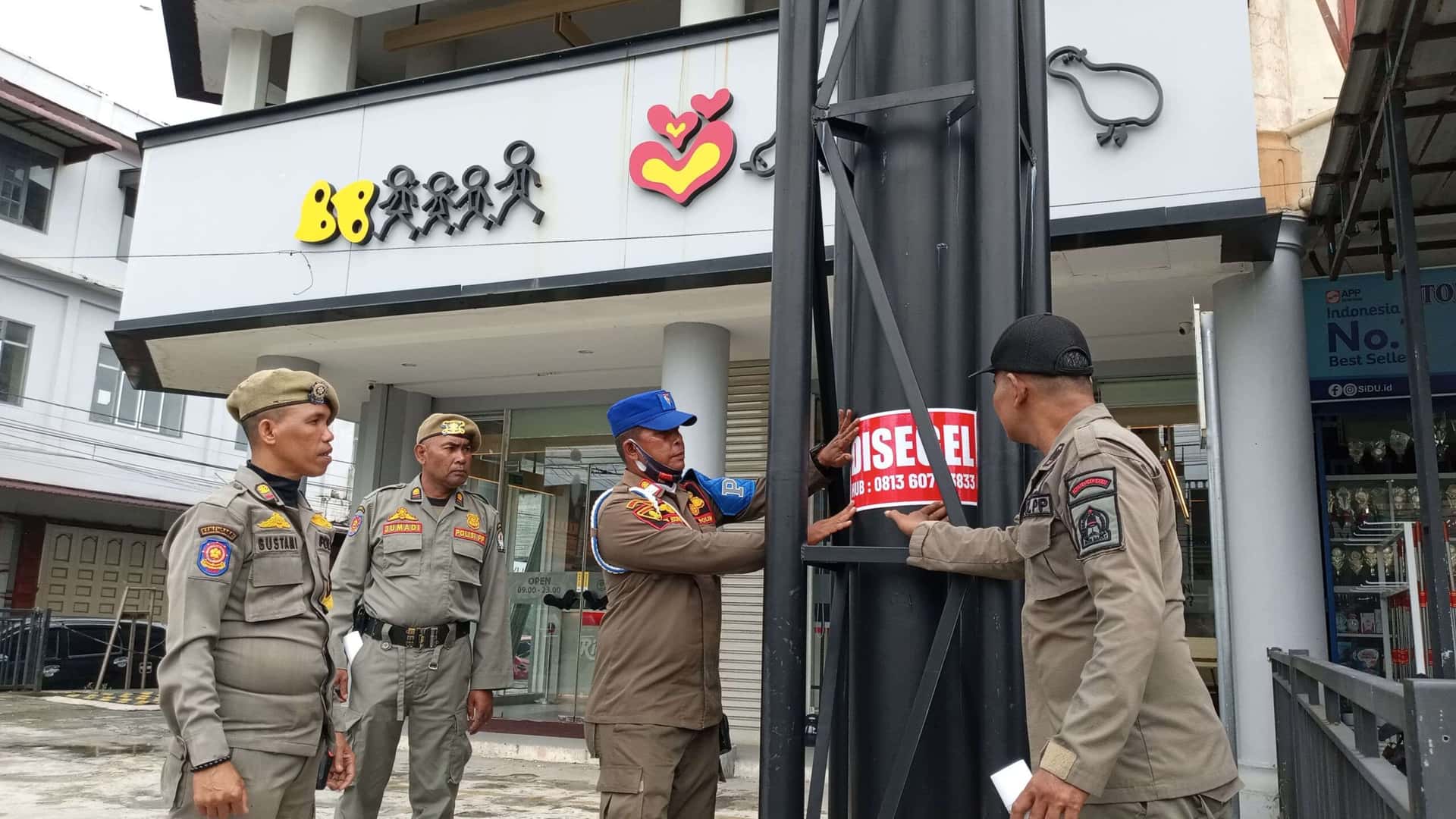 Satpol PP Aceh Barat Tertibkan Reklame Tanpa Izin di Meulaboh