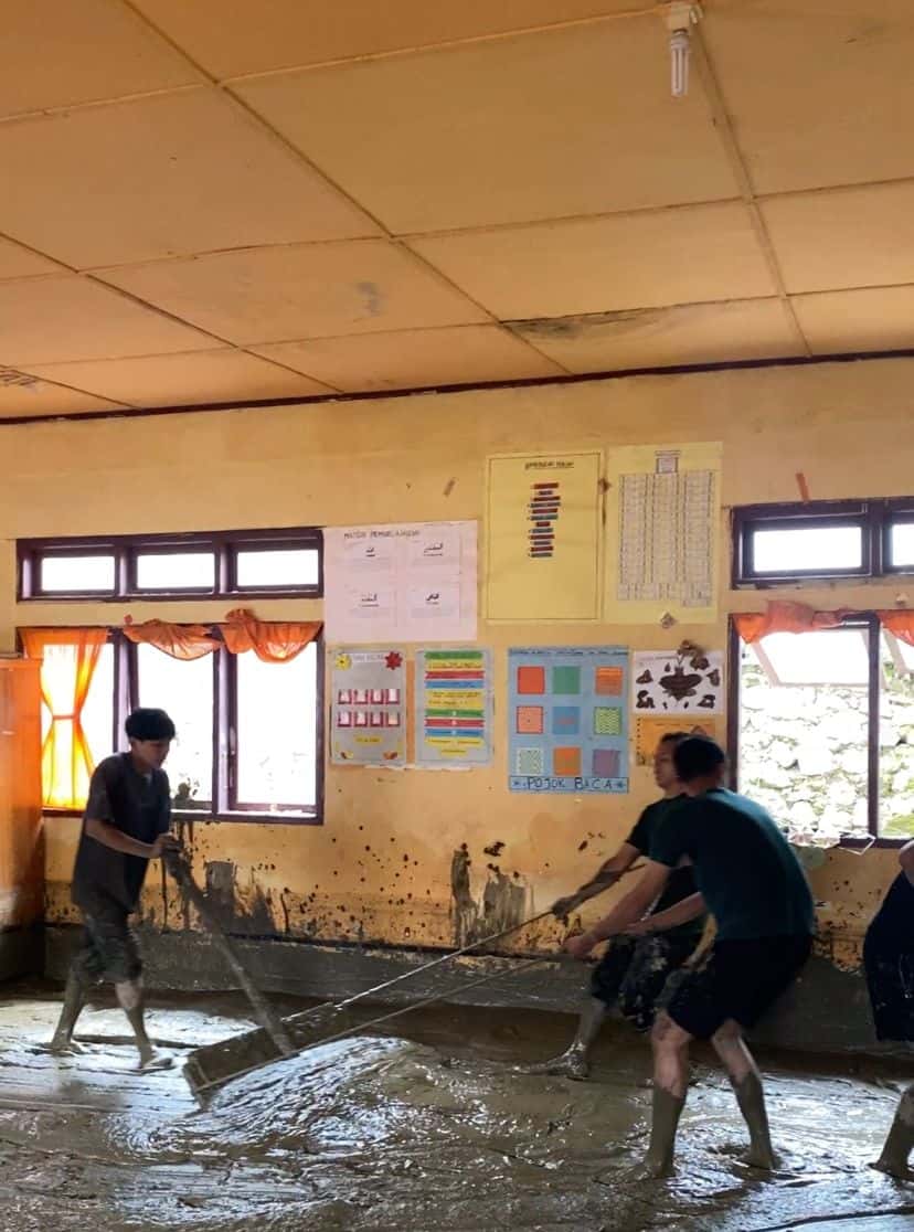 Kolaborasi Lintas Kampus, Mahasiswa UIN dan IAIN “Serbu” Lumpur di SD Negeri 9 Kebayakan