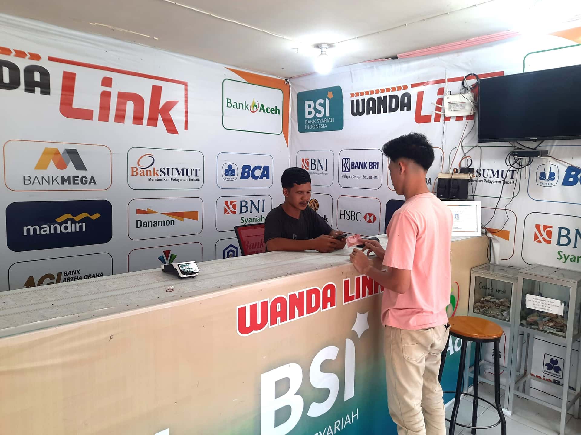Membeli Waktu di Wanda Link: Warga Kota Fajar Rela Bayar Admin demi Hindari Antrean Panjang di Bank