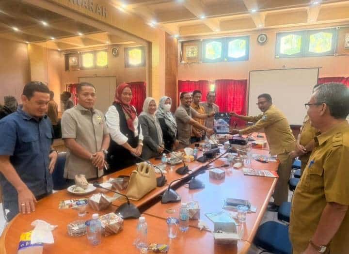 Anti-Klimaks “Senin Keramat”: Rapat Tertutup DPRK-BPKD Bubar Diam-Diam, Rekanan dan Wartawan Pulang dengan Tangan Hampa