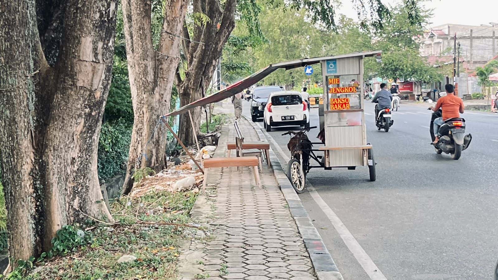 Hak Pejalan Kaki Terampas: Trotoar Banda Aceh Berubah Jadi Lapak Dagang, Warga Terpaksa Turun ke Jalan