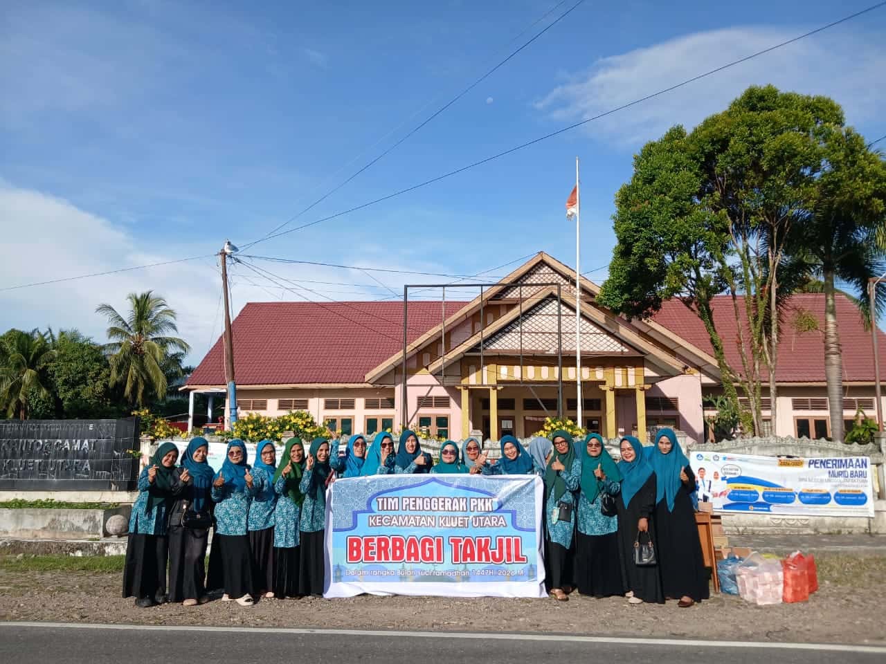 Ratusan Paket Takjil Dibagikan Tim Penggerak Pemberdayaan dan Kesejahteraan Keluarga (TP PKK) Kluet Utara Hadir untuk Warga