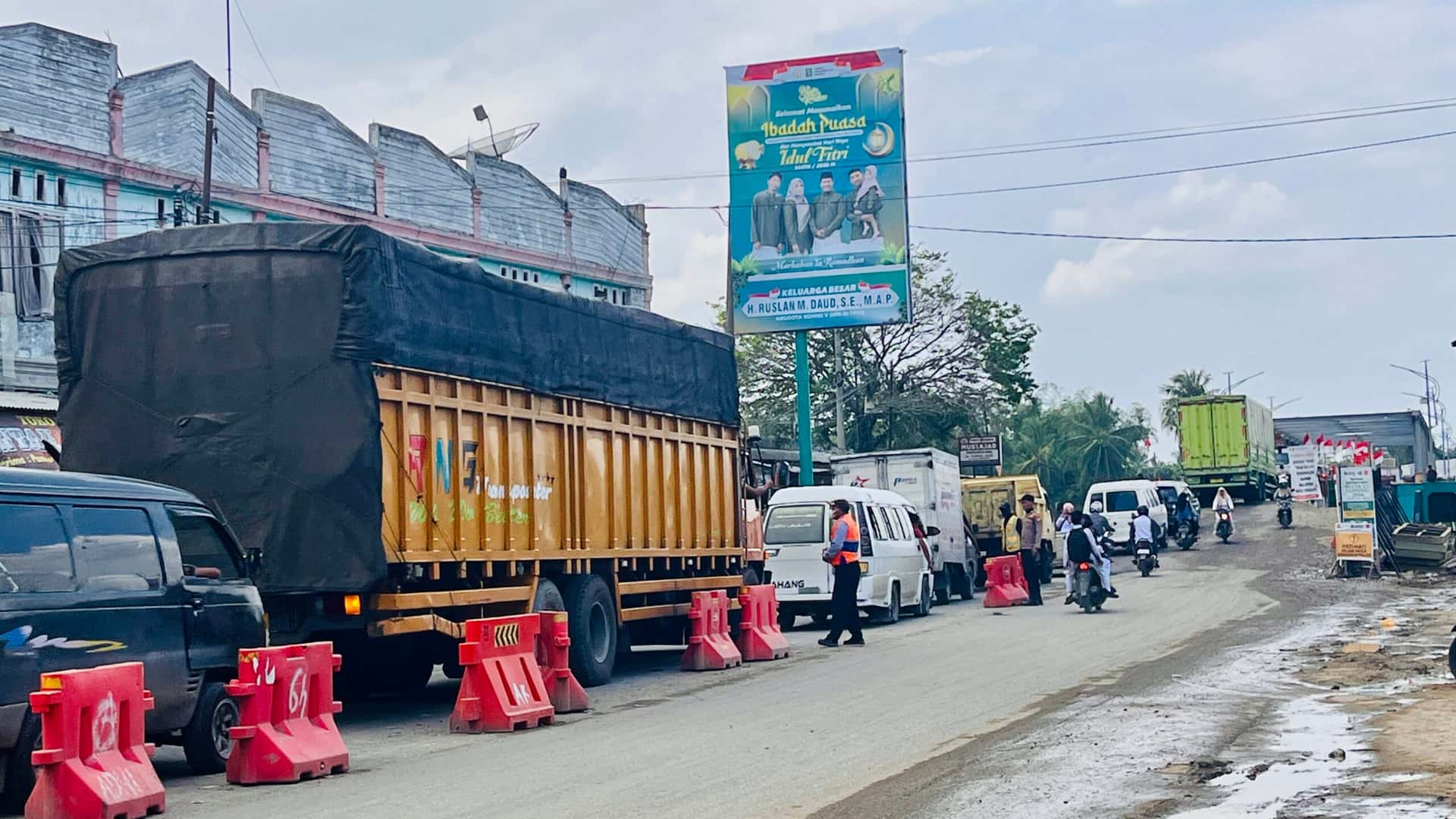 Berjibaku di Tengah Polusi: Dishub Aceh Siagakan 20 Personel Jaga Alur Logistik Jembatan Kuta Blang
