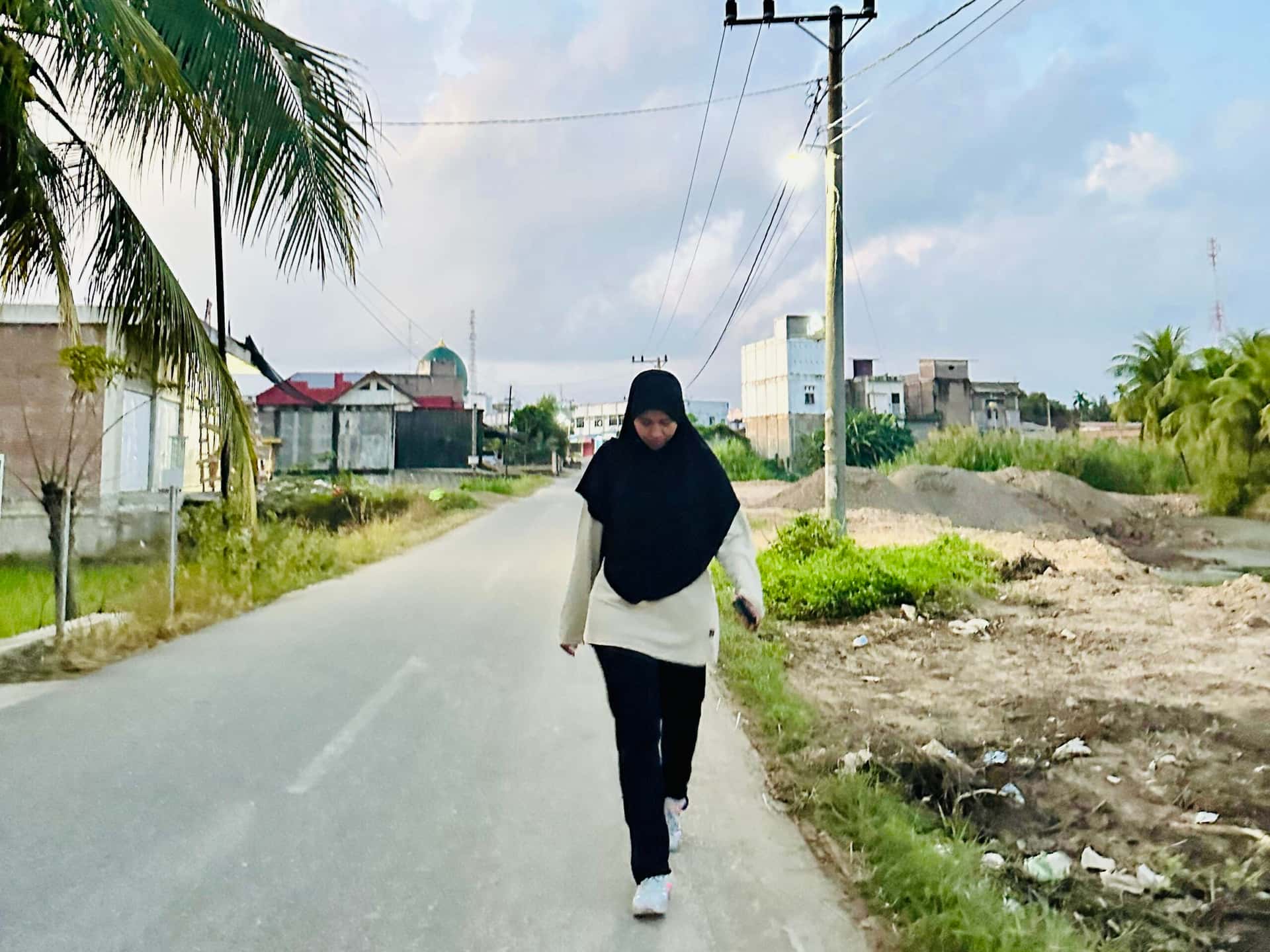 Puasa Bukan Alasan Lesu, Warga Gandapura Konsisten Jalan Pagi 5 KM Usai Subuh