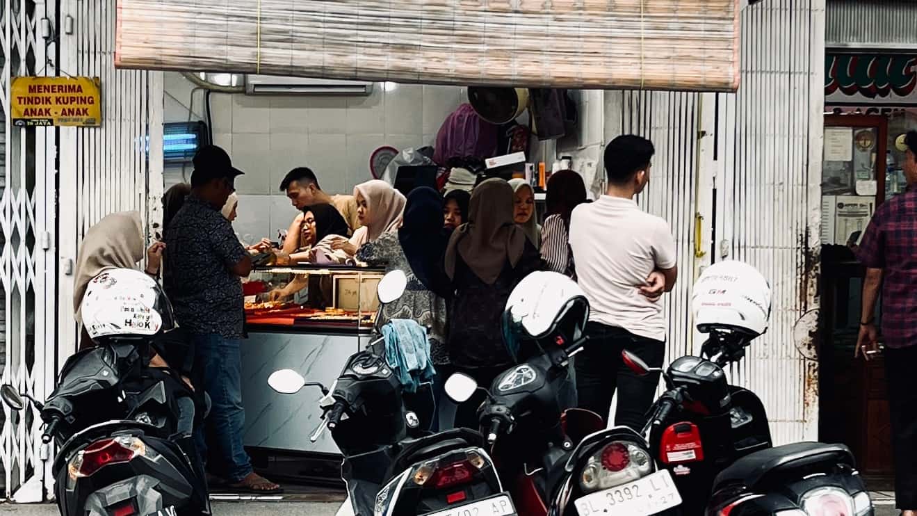 Harga Emas Melemah ke Rp2,29 Juta, Warga Banda Aceh Serbu Toko Perhiasan untuk ‘Panic Buying’