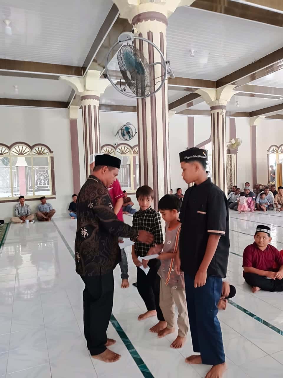 Masyarakat Desa Ujung Padang Salurkan Santunan untuk Puluhan Anak Yatim di Masjid Darul Wustha