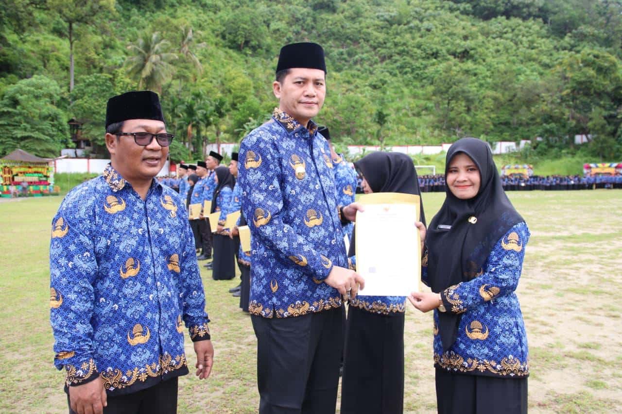 Bupati Aceh Selatan H. Mirwan MS Serahkan SK kepada 4.056 PPPK Paruh Waktu