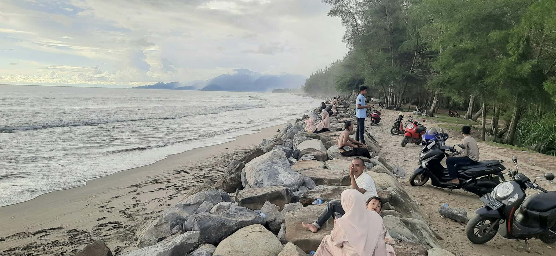Pantai Kuala Ba’u Jadi Tempat Favorit Bersantai Warga di Akhir Pekan 