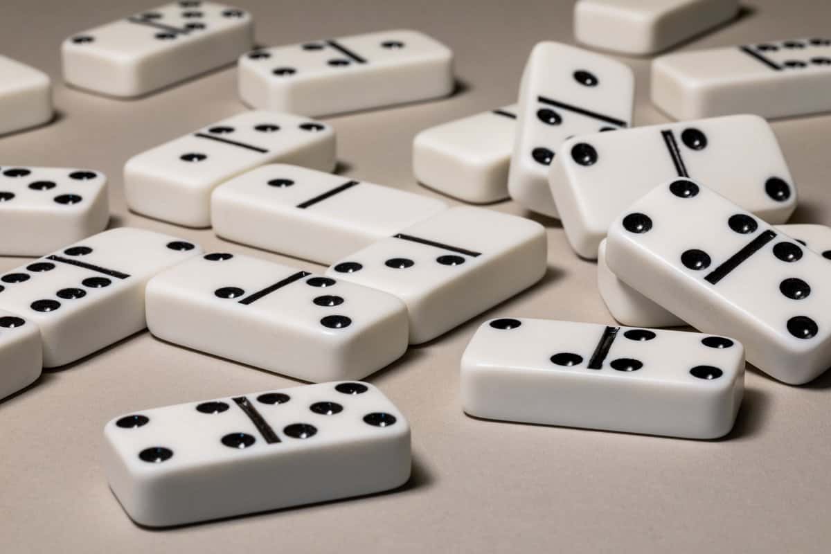 Ilustrasi permainan batu domino.