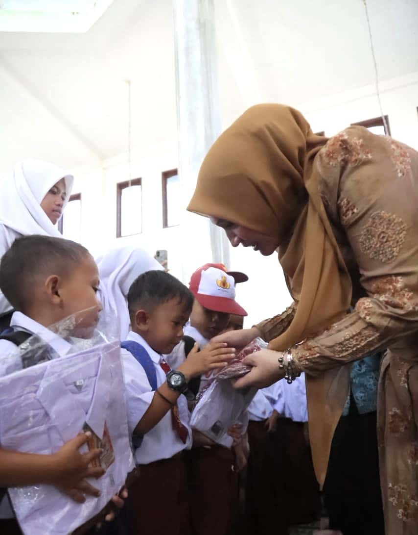 Peduli Pendidikan Pascabencana, Kak Na Bagikan Seragam untuk Siswa Sekolah Darurat di Pantan Nangka