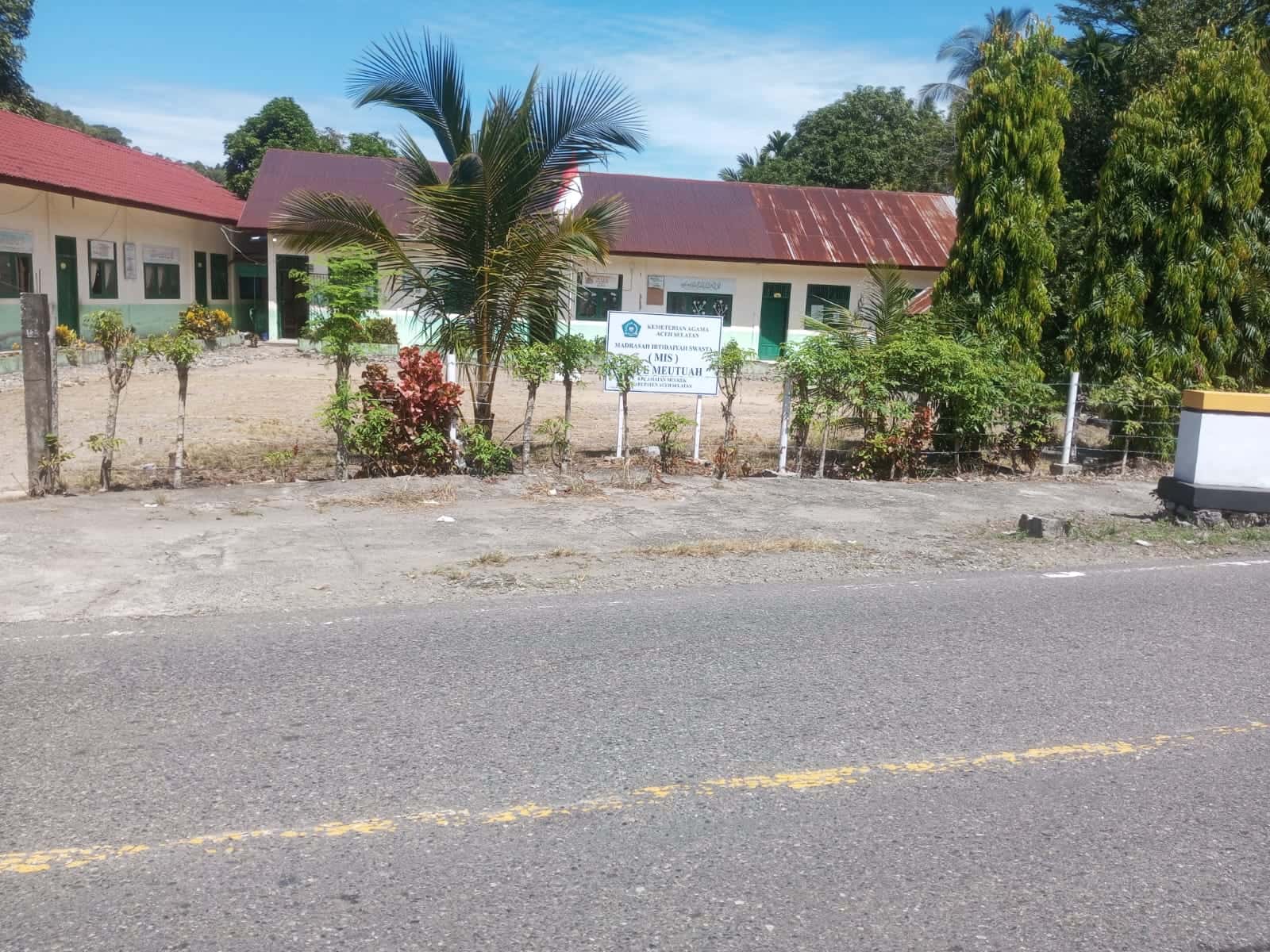 Sekolah di Pinggir Jalan Nasional Tanpa Pagar, MIS Alue Meutuah Butuh Perhatian Pemerintah
