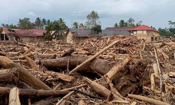 Masa Transisi Darurat Berakhir 30 Juli, Mualem Segera Tetapkan Status Baru dan Serahkan Kayu Hanyut untuk Korban Banjir