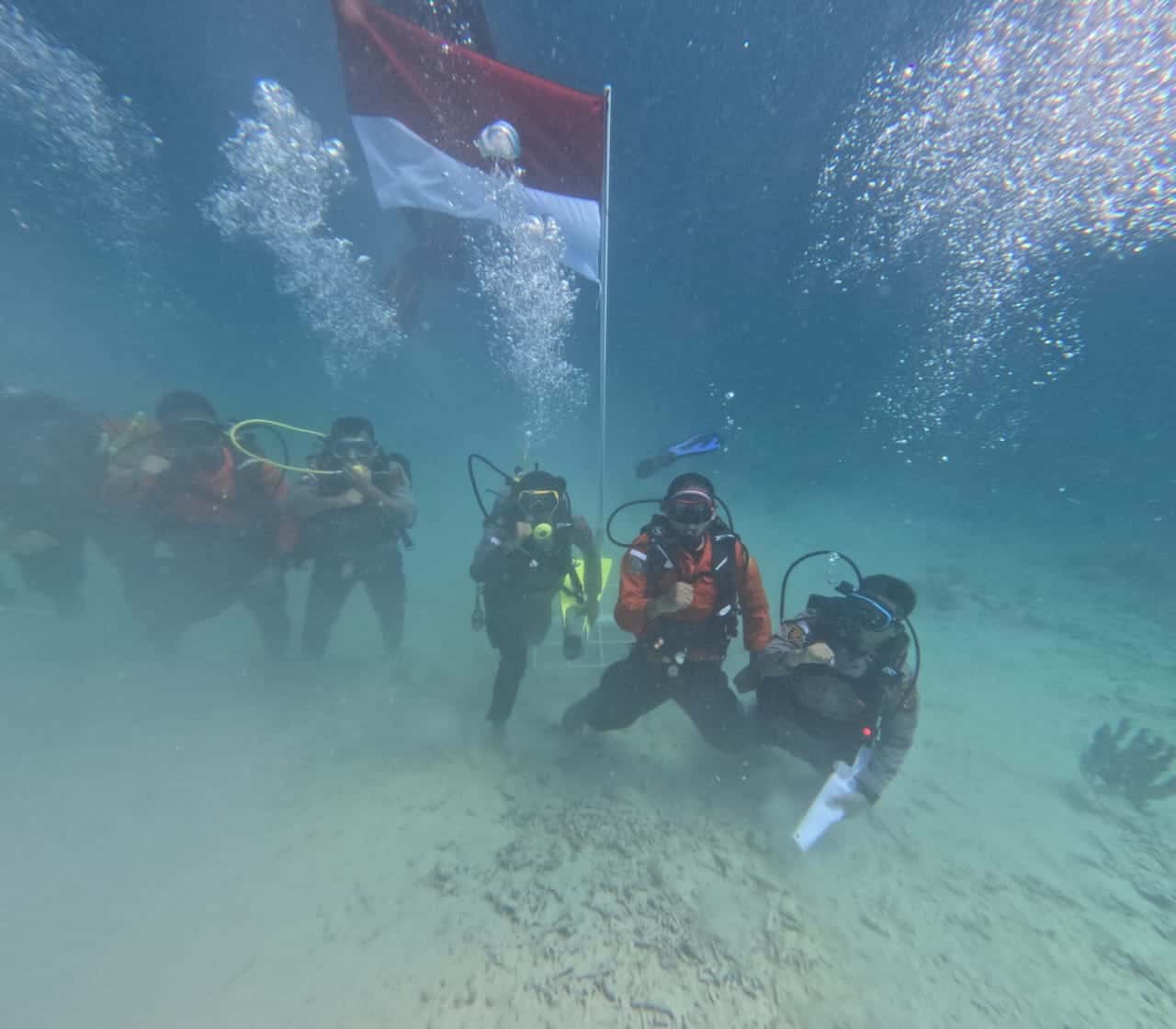 Peringati HUT ke-81 RI, Polres Simeulue Kibarkan Merah Putih di Dasar Laut Nusantara