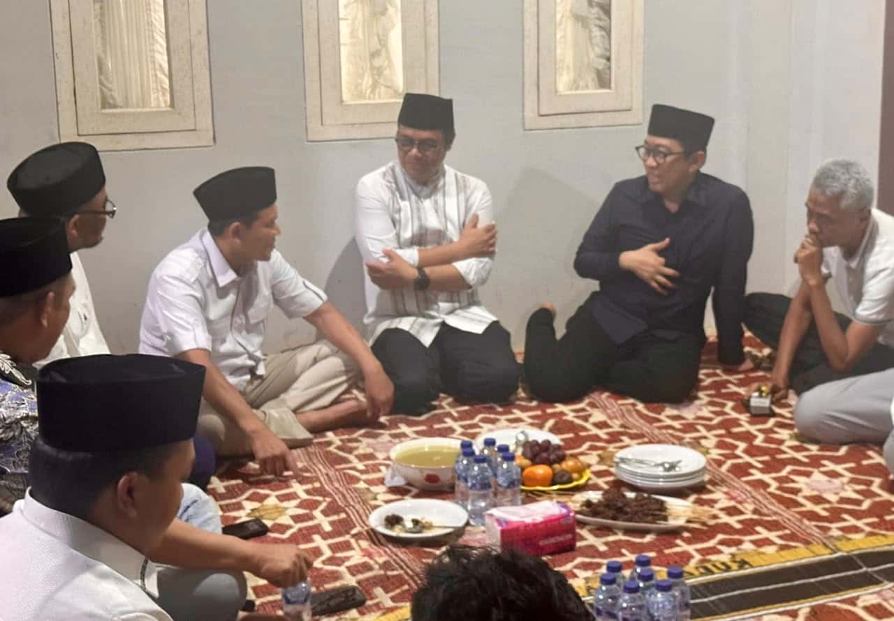 Wagub Dek Fadh Bertakziah ke Rumah Duka Tokoh Pers Sjamsul Kahar, Sampaikan Belasungkawa Kepada Wamenkomdigi Nezar Patria